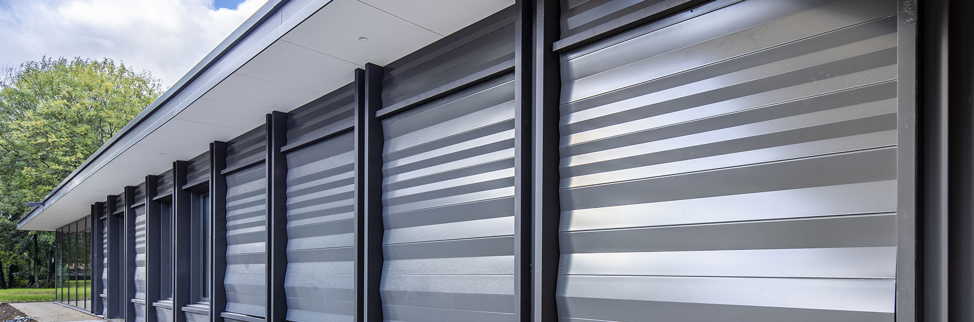 Monopanel - une large gamme de panneaux sandwichs et de profils